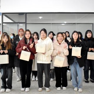 “送你一朵小紅花”！邊鋒開展婦女節(jié)福利贈(zèng)送活動(dòng)